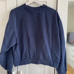 WEEKDAY - Säljer min fina marinblåa sweatshirt för att den inte riktigt passar mig, knappt använd