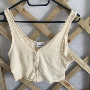 Linne - Säljer detta söta ljusgula linne från weekday som jag inte längre använder! Det har ett väldigt skönt material och är stretchigt. Det är storlek S. Köparen står för frakten.