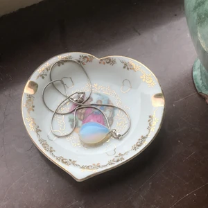 Halsband  - Säljer detta fina halsband men en äkta opalit kristall 🦋 byter färg beroende på vädret, riktigt fin