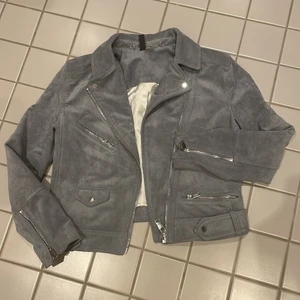 Gråa mocka jacka - Säljer en mörk grå mocka jacka då den inte kommer till användning!!