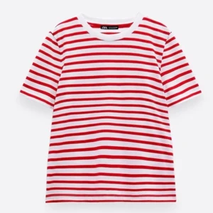 Randig tröja från Zara - En jättefin randig tröja från Zara! köpt i sommras men använd endast ett fåtal gånger. Frakt ingår inte i priset!🤍