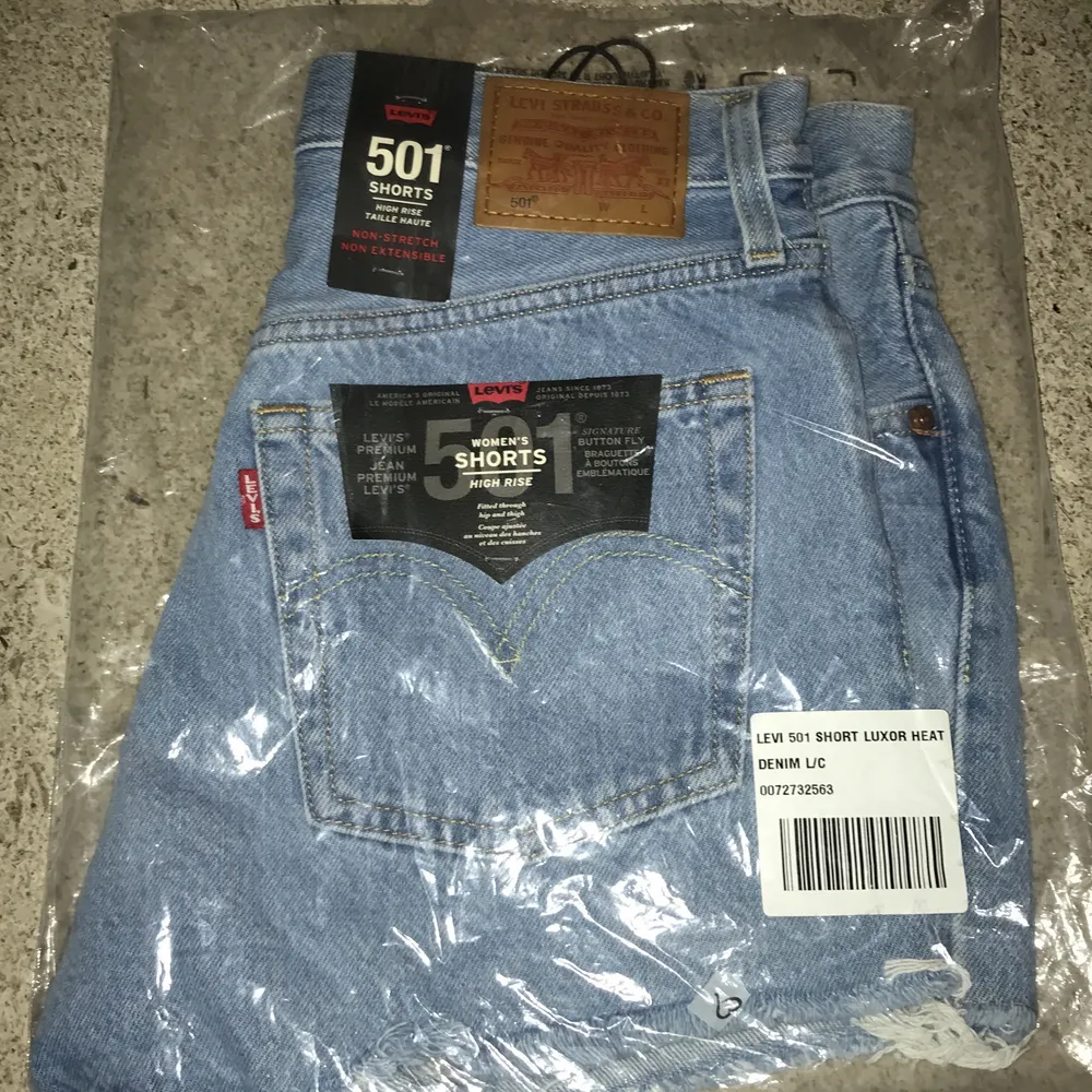 Helt nya Jeansshorts från urban outfitters som fortfarande är kvar i plasten. Korta, ljusblå, högmidjade 501 levi’s shorts som sitter snyggt med en vintage look.. Shorts.