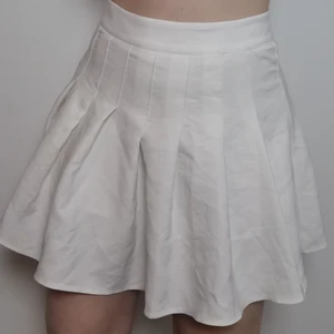 Vit veckad kjol  - Vit veckad kjol 🤍