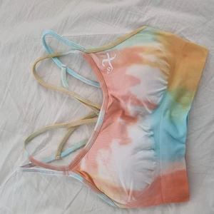 Träningstopp/sport bh Xshapes - Från Xshapes, helt oanvänd. Storlek M, men liten i storleken så mer som S-XS. Borttagbara pads.