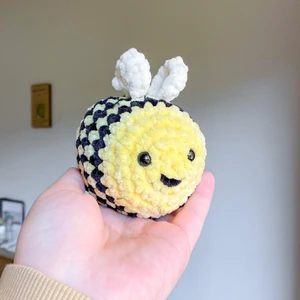 Liten virkad humla 🐝  - En liten virkad humla i fluffigt garn🥰 Så söt och mysig! Får alltid massor av komplimanger av folk som ser den🐝 Jag har även en större variant på min sida🤍 Denna är ungefär 9cm lång. Den kan göras i flera olika färger om man inte vill ha den vanliga gula och svarta✨ Eftersom jag gör dem efter beställning tar det ett par dagar innan den är färdig att skickas💛 Om du är intresserad eller har frågor så är det bara att skicka ett meddelande!
