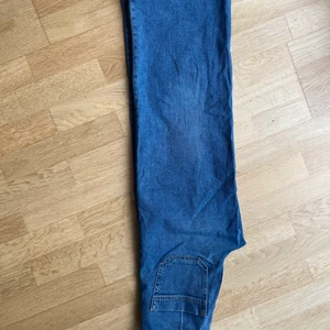 Jeans high waist wide leg Blå stl 34 - Jeans ”Culotte” med hög midja och raka, vida ben, från HM. Mellanblå med fickor fram och bak, dragkedja, knapp. 99% bomull och 1% elastan. Bra skick.