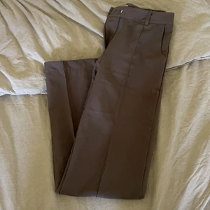Kostymbyxor madlady - Säljer mina gråa kostymbyxor i storlek s L32💕 Fint skick och bara använda ett fåtal gånger. Köparen står för frakt