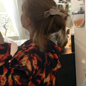 Flammig magtröja - Magtröja med luva