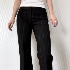 Lågmidjade kostymbyxor - Lågmidjade flared kostymbyxor med kritstrecksränder i röd, grön och gul. Hur coola som helst! ❤️💚💛 kolla sista bilden för detaljer :)