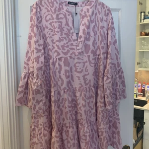 Rosa Leopard sommar klänning Strl S  - Oanvänd från SHEILAY 