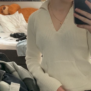 Stickad tröja - Saknar snöre, har en krage