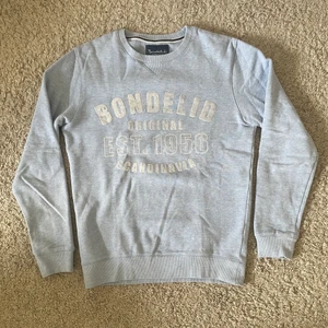 Bondelid sweatshirt stl xs - Ljusblå bondelid sweatshirt i använt skick. Stl xs. Bokstäverna på tröjan är ganska luddiga och försvinner inte i tvätten. Inget återköp