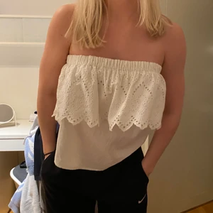 Vit topp - En vit topp från Gina tricot i storlek 36. En perfekt sommartopp och nästan aldrig använd. Den kostar 50kr och köparen får betala för frakten! Säljer den pga för stor!!