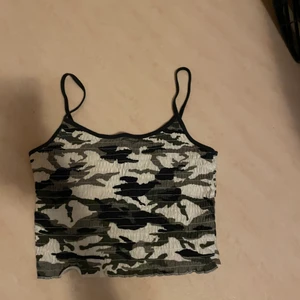 Urban outfitters linne - Jätte fint linne från Urban outfitters. Tyvärr bara använt någon gång pga för litet för mig och därav säljer jag de. Prutat och klart.