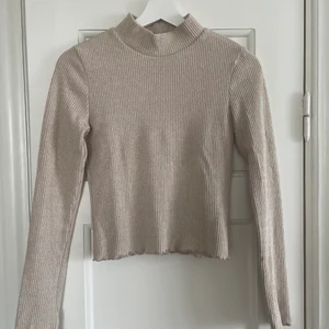 Långärmad tröja i strl xs - Söt långärmad beige tröja från Ginatricot. Endast använd ett fåtal gånger:)