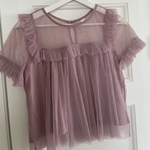 Söt lila topp i strl S - Jätte söt lila topp från HM. Endast testad och är i jätte fint skick.