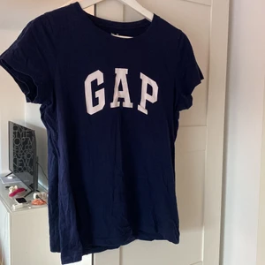 Gap T-shirt  - Marinblå gap T-shirt 
