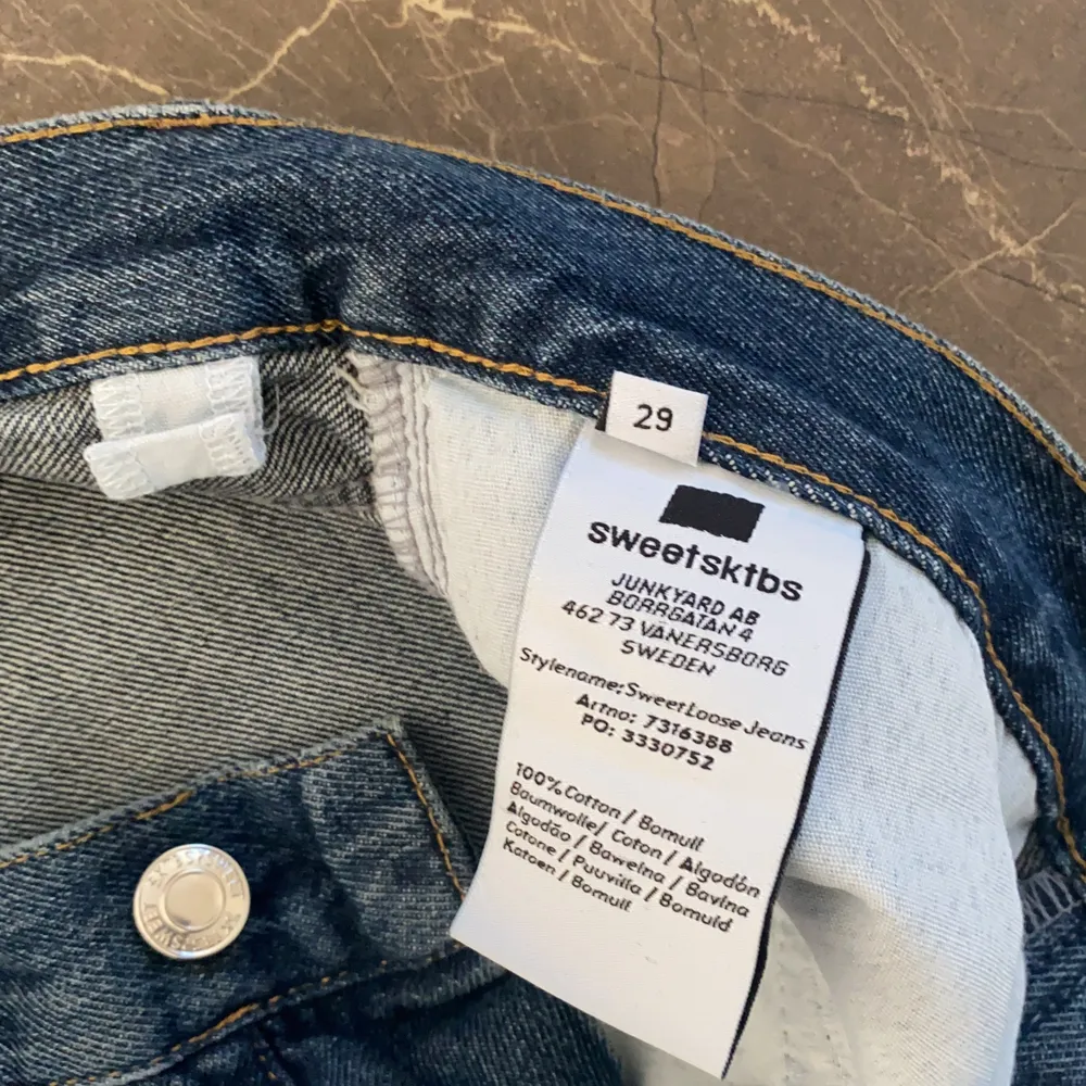 Säljer sjukt coola och snygga lågmidjade jeans från Sweet Sktbs som beställdes på Junkyard, var tyvärr för stora för mig i midjan💙💙 är unisex storlek💙💙. Jeans & Byxor.