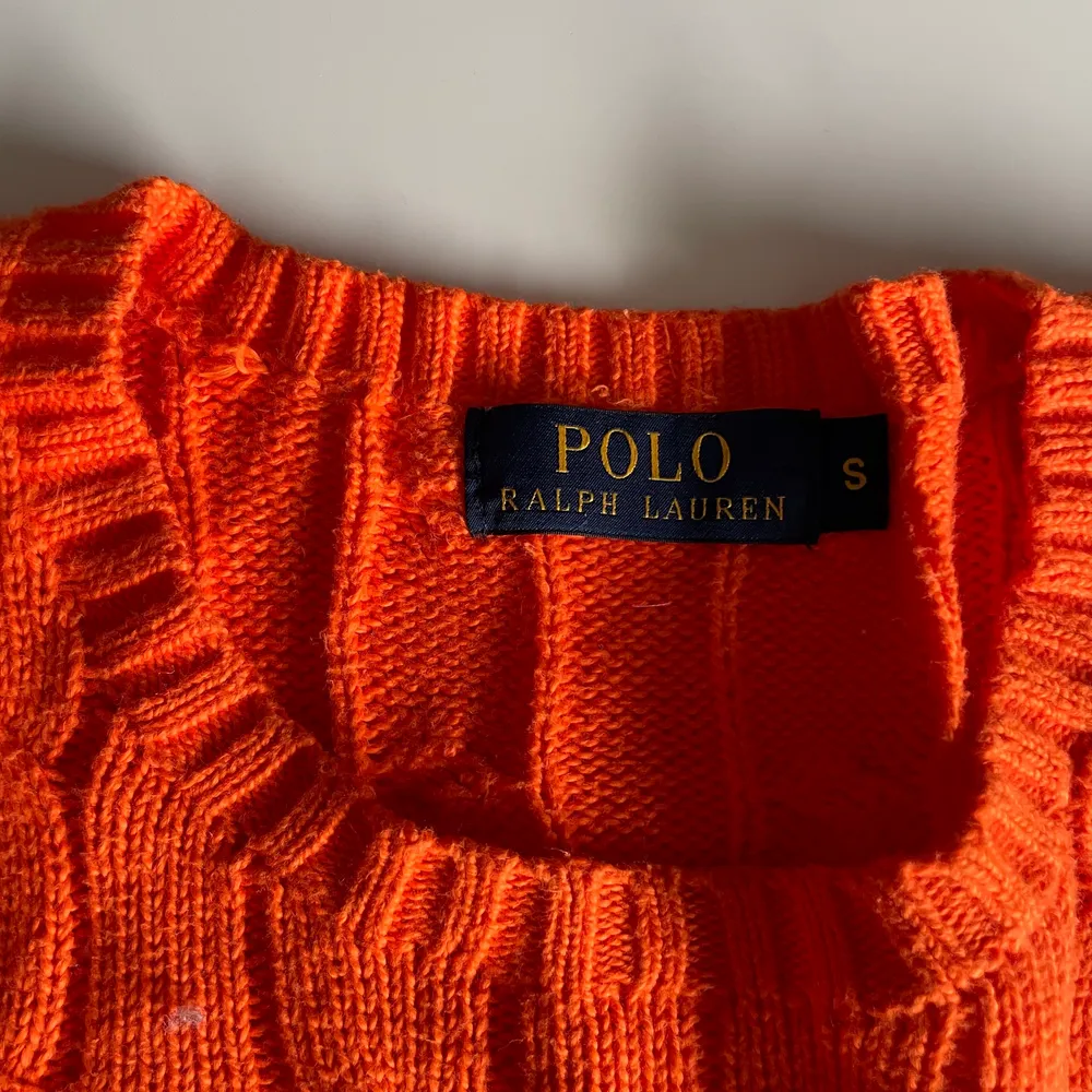 Säljes Kabelstickad Ralph Lauren tröja skick 7/10. Nypris 1700kr Storlek S men passar M. Stickat.