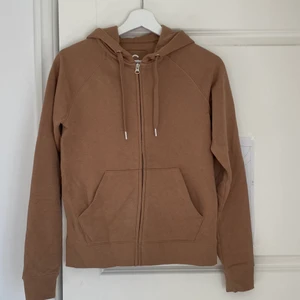 Zip tröja - Säljer min supersköna brunfärgade zip tröja från Cubus i storlek S. Använd ett tiotal gånger☺️