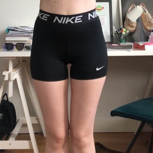 Nike pro shorts S - Säljer eftersom de är för små. Storlek S. Köparen står för frakten. Om någon har Nike pros i storlek M så skulle jag vilja köpa dem.