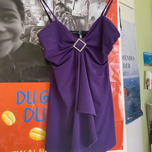 Lila vintage linne - Säljer detta super fina YK2 lila vintage linne. Perfekt att både klä upp och klä ner.  Passar XS/S, från märket Jennifer Taylor. Några diamanter har lossnat och defekt men tycker inte det syns så mycket (se bild 2) annars i bra skick💜 hör av dig vid frågor! Budgivning vid många intresserade!