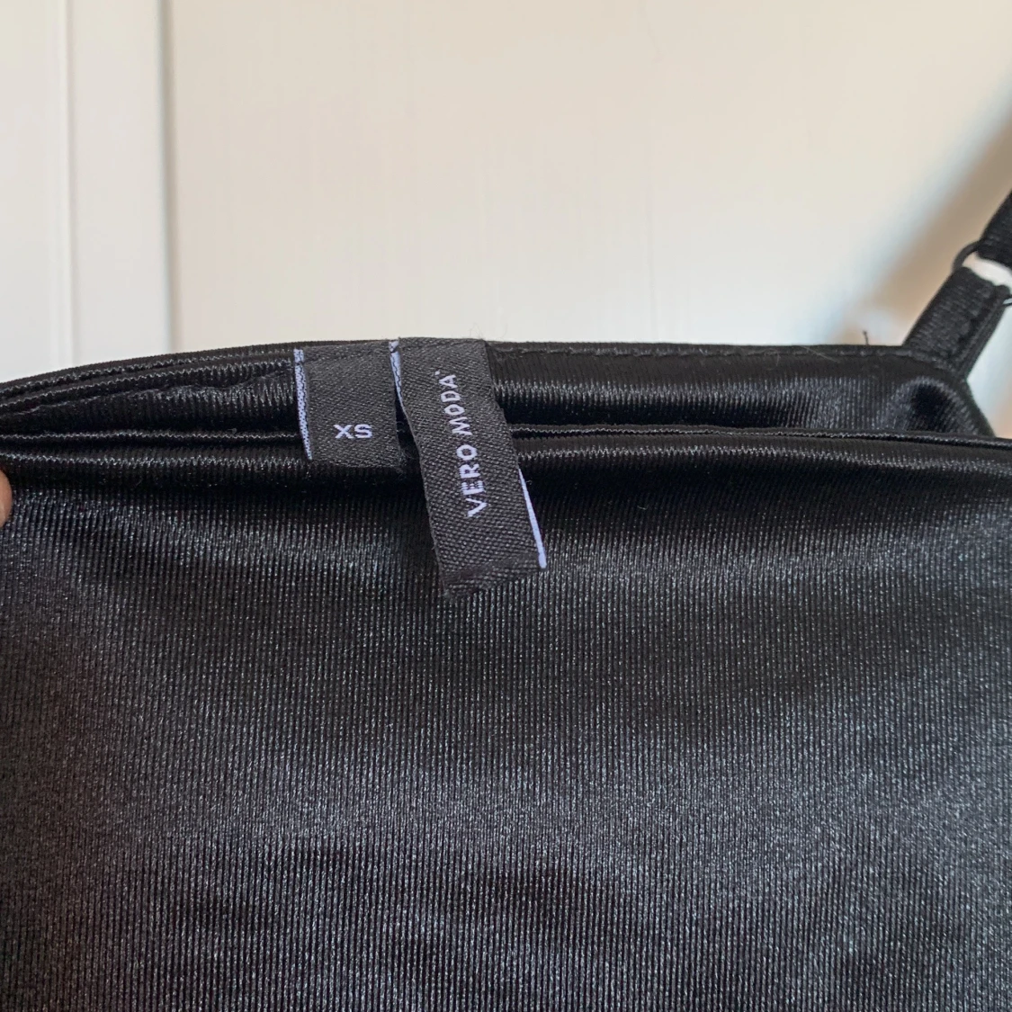 svart satin klänning - 90