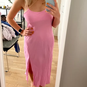 Slipdress från Zara - Jättefin rosa sommarklänning från Zara som köptes förra sommaren, men tyvärr inte kommit till användning. Storlek M men passar även S.