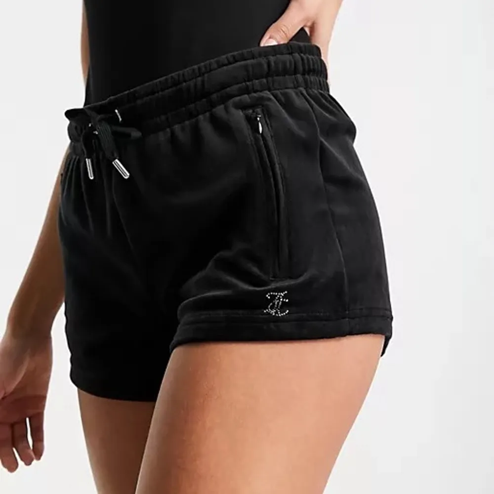 Hej, nu säljer jag mina juicy couture shorts på grund av att dom inte kommer till användning. Inga fläckar och aldrig använda förutom några enstaka gånger på någon fredagkväll. Ny pris: 600kr mitt pris: 500kr. Shorts.