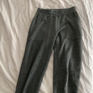 New yorker - Säljer mina sweatpants från newyorker. Fick dem i julklapp 2021. Används väldigt sällan. Nypris är ungefär 100. Kontakta mig om du har frågor❤️