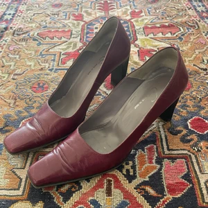 Retro “Square Toe” Klackar - Hittade det här gulliga paret på Stadsmissionen. Har bara haft på mig en gång för en photoshoot, och de var välanvända/skuffade reda då. Ändå så fina - blev förtjust i den där unika klackformen. Storlek 39 men kan passa 38 också. Äkta läder, tillverkade i Italien.