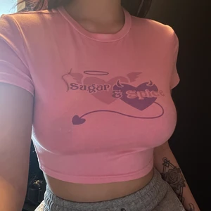 T-shirt - Säljer denna då jag inte passade i färgen. Den är väldigt stretchig och len i tyget, trycket är i tyget så det är alltså inte plastigt 