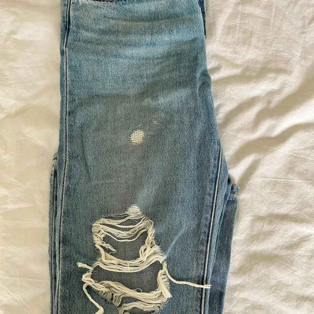 Säljer dessa snygga Levis jeans då de blivit för korta för mig💓 skulle säga att de är midraised. . Jeans & Byxor.