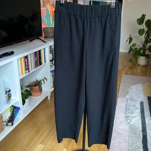 Svarta byxor med resår  - Svarta byxor med resår från weekday! Dom är kroppade i benen och har fickor med dragkedja 🤠 Storlek 34 men passar 36 också pga resåren. Byxorna är i bra skick! 