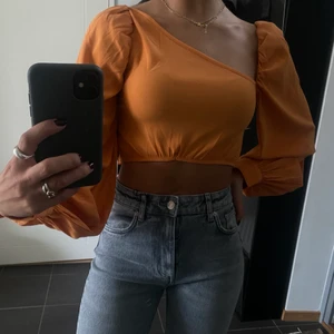 Festtopp, NA-KD strl 34 - Säljer en super fin orange festtopp från NA-KD, alla lappar är kvar! Storlek 34. 