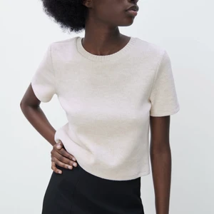 Zara topp - Oanvänd T-shirt från zara med lapparna kvar. Storlek L men skulle säga att den är liten i storlek och passar S-L. Köparen står för frakten ❤️