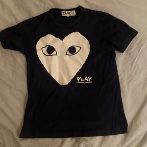 Comme des garcons t shirt  - Den är knappt använd köpt i London på affären END för 1/2 år sedan 
