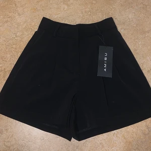 Kostym shorts - Oanvända(nypris 189) Kostymshorts st 32 