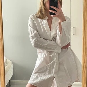 Skjortklänning från COS - Vit oversized skjortklänning från COS. Superfin och perfekt typ strandklänning! Använd typ 1 gång. 