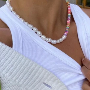 Pärlhalsband  - Halsband av äkta sötvattenspärlor och färgglada polymer pärlor🍒 Halsbandet (bild 2 & 3) är egengjort av mig Aliceruthjewelry och görs på beställning. Halsbandet har ett lås och kedja av rostfritt stål i antingen guld eller silver. Halsbandet kostar 249kr. Frakten kostar endast 13kr och tar ca 1-5 vardagar enligt postnord 