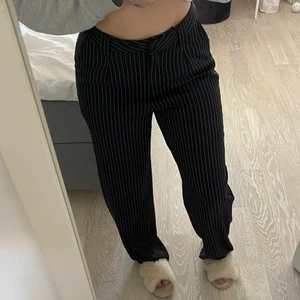 NA-KD byxor - Svarta randiga byxor från NA-KD. Strl 38. Använda fåtal gånger så i super skick. 250 kr + frakt