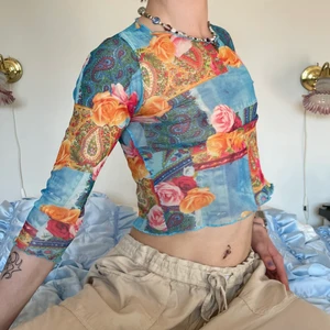 Vintage färgglad mesh topp trekvarts - Vintage mesh topp med det snyggaste färgglada möstret med blommor och bohemiska motiv 🍇 Älskar lettuce hemen och att det är trekvarts ärmar! Eftersom toppen har så många färger är den så lätt att matcha med vad som helst! Ett par vanliga jeans eller linnebyxor och ett par sneakers gör den ultimata sommaroutfiten! 🍥 <3