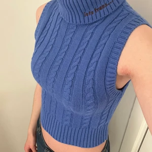 Snygg topp - Supersnygg topp från Urban outfitters. Helt oanvänd, lapp kvar. Jag tycker den är så snygg men den har bara inte kommit till användning.