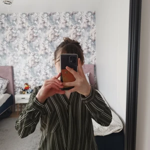 Inget  - Pistagegrön blus storlek 40 som passar jättefint med alla sorts byxor. Har använt den bara 1 gång 