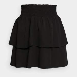 Säljer denna svarat kjol som är köpt från zalando för ca 4 veckor men jag säljer den pga att det inte passa!  Helt oanvänd men endast tvättad!❤️Nypris:299kr, Mitt pris: 200kr kan frakta 
