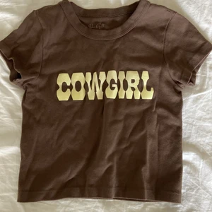 Cowgirl t-shirt - Köpt från Brandy Melville. Superfin men för liten för mig. Tröjan säljs one size och skulle säga att den är XS