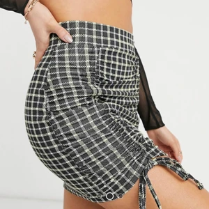 Rutig kjol🖤💚 - Grön-svart rutig kjol från Asos i storlek 38 🐍