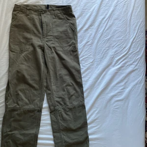 H&M oversized byxa - En oversized byxa med hög midja, i storlek 40 som har en fin grön färg!💚 *använt endast 3 gånger*