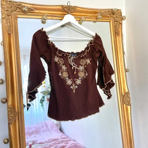 Brun tröja - En unik tröja som jag hittade secondhand men tyvärr inte fått så mkt användning av.