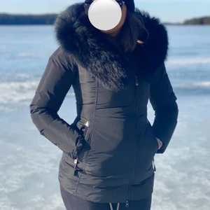 Hollies jacka Strl 32 - Säljer min hollies jacka som är använd en vinter. Den är i storlek 32 (XXS) med äkta svart päls. Nypris 4590:- säljer den för 1800:-